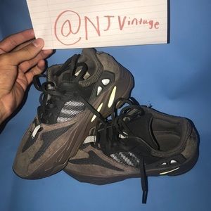 Yeezy 700 Mauve Size 6